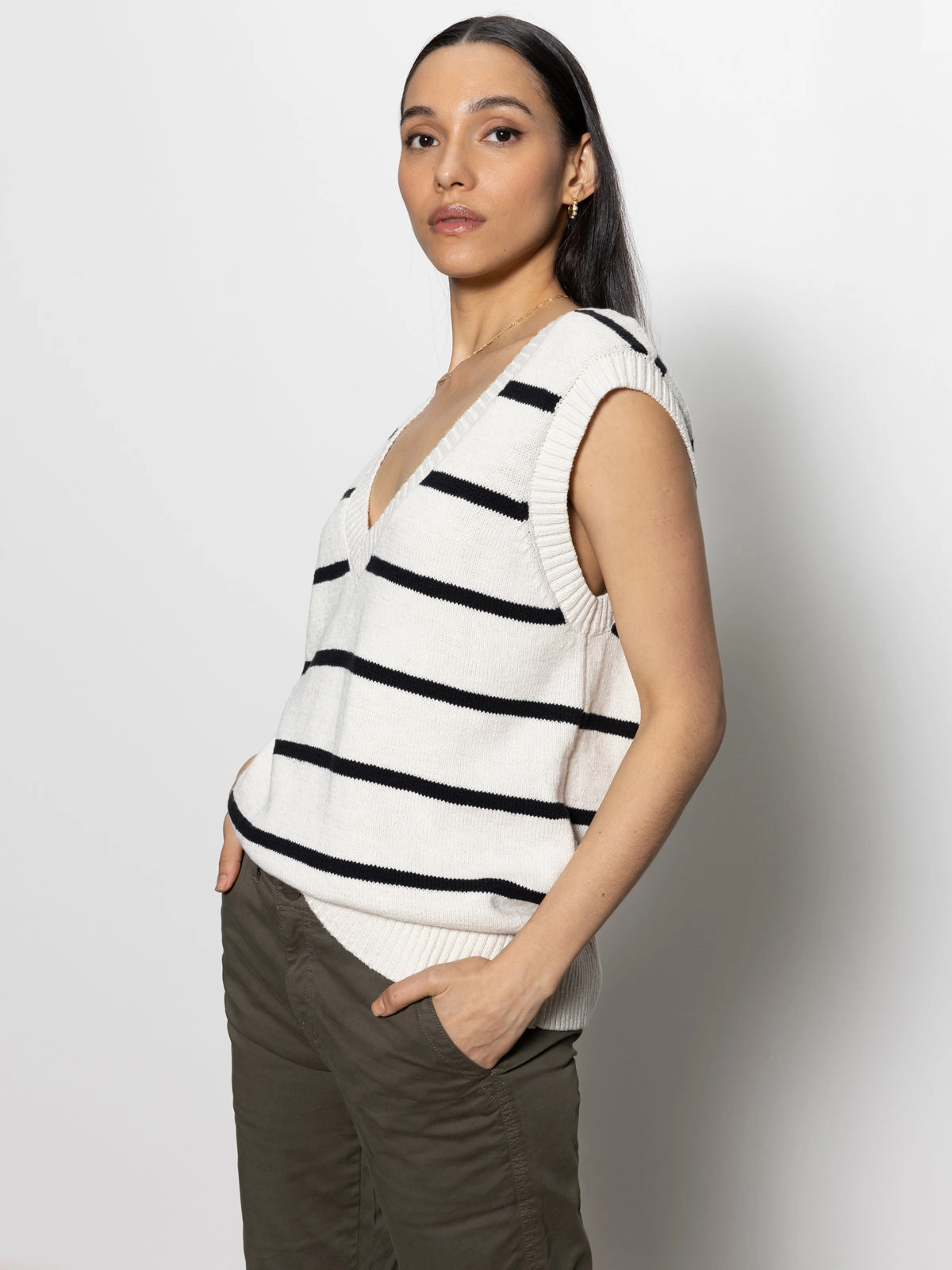 AntiStaticInnerLining Boyfriend Sweater Vest Chalk with Black
