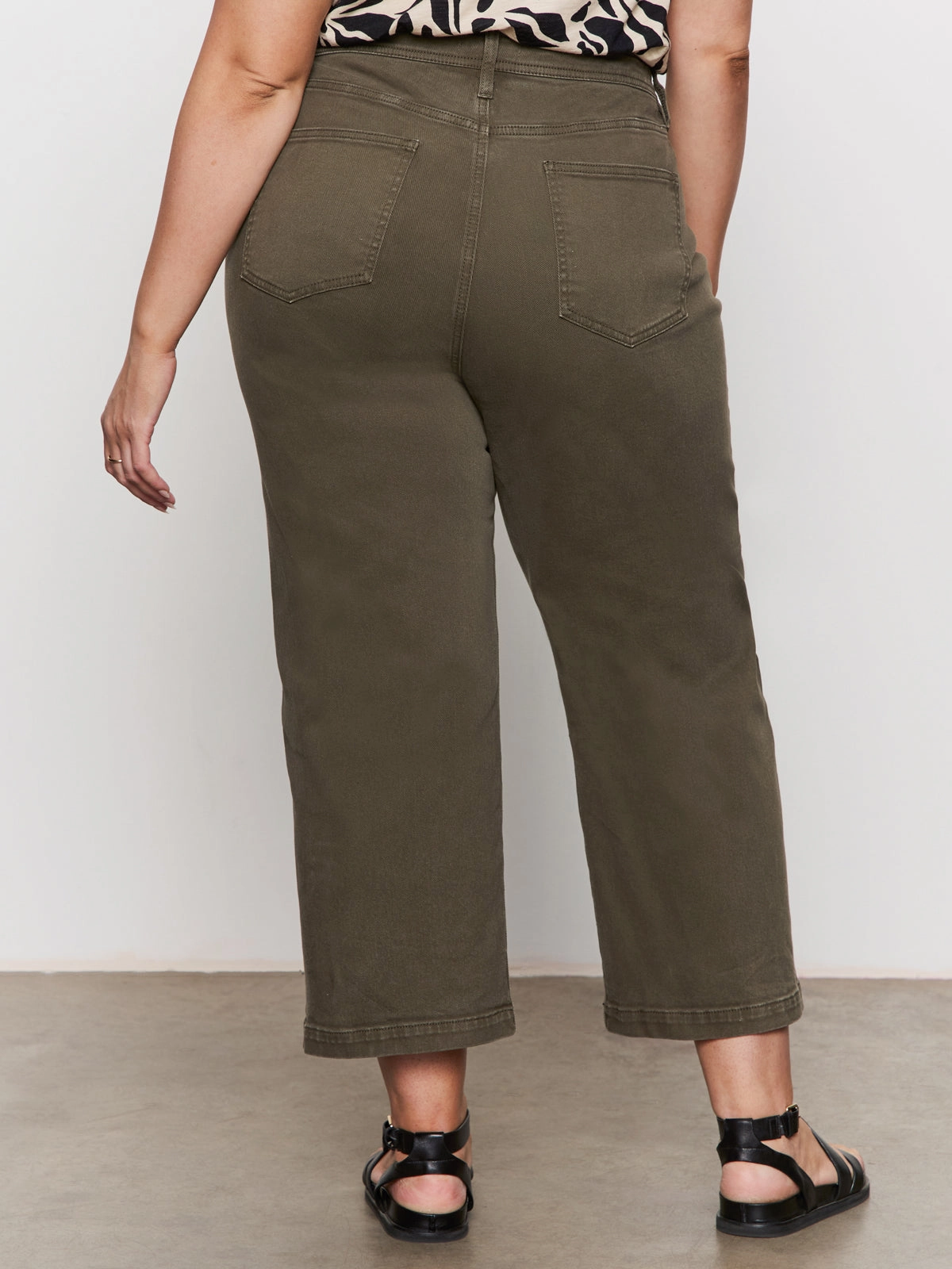 League Crop Jeans Fatigue Extended Sizing FlexibleCollarStructure Relaxed Sweatshirt