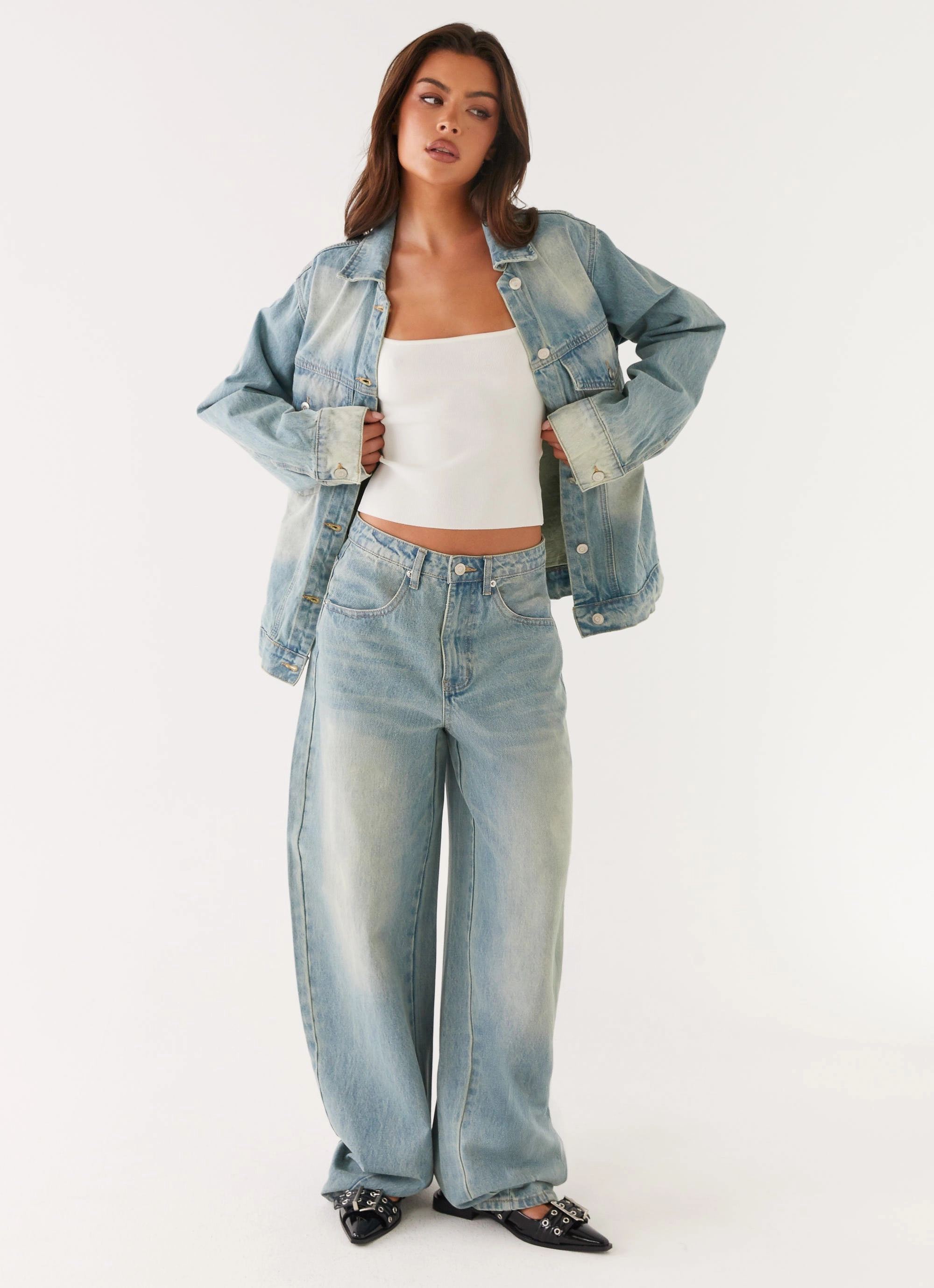 Elegant Travel Outfit Minimalist Style Maxwell Baggy Jeans - Washed Blue