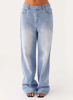 Simple Style Back Again Straight Leg Denim Jeans - Light Wash Blue