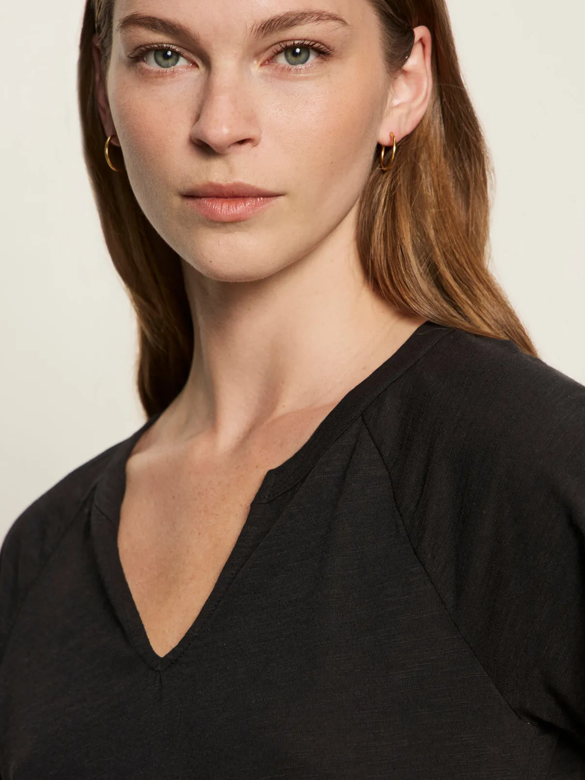 Notch Neck Tee Black MultiLayer Stitching