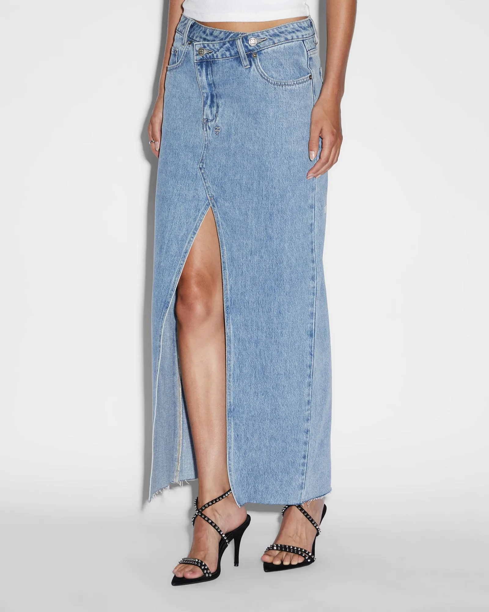 RELAX MAXI SKIRT AUTHENTIK Outfit Shot Clean Lines