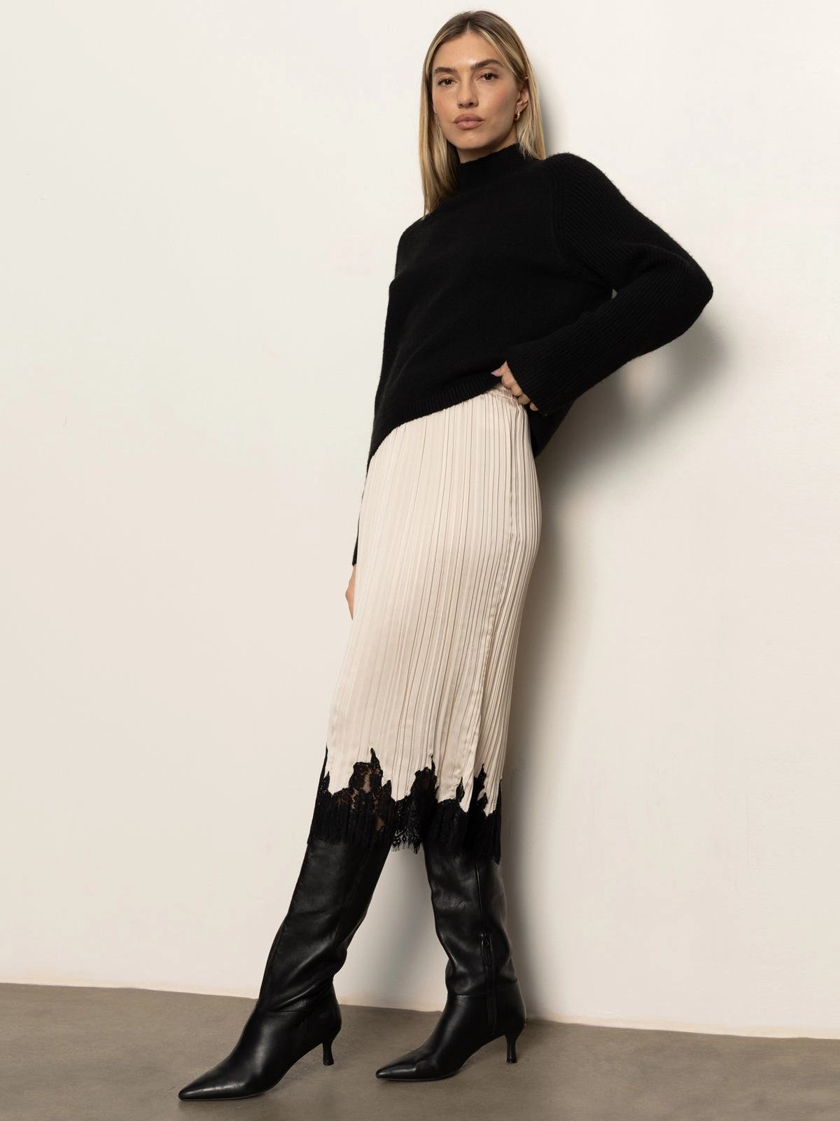 Evermore Pleated Midi Skirt Light Oat FasteningHood