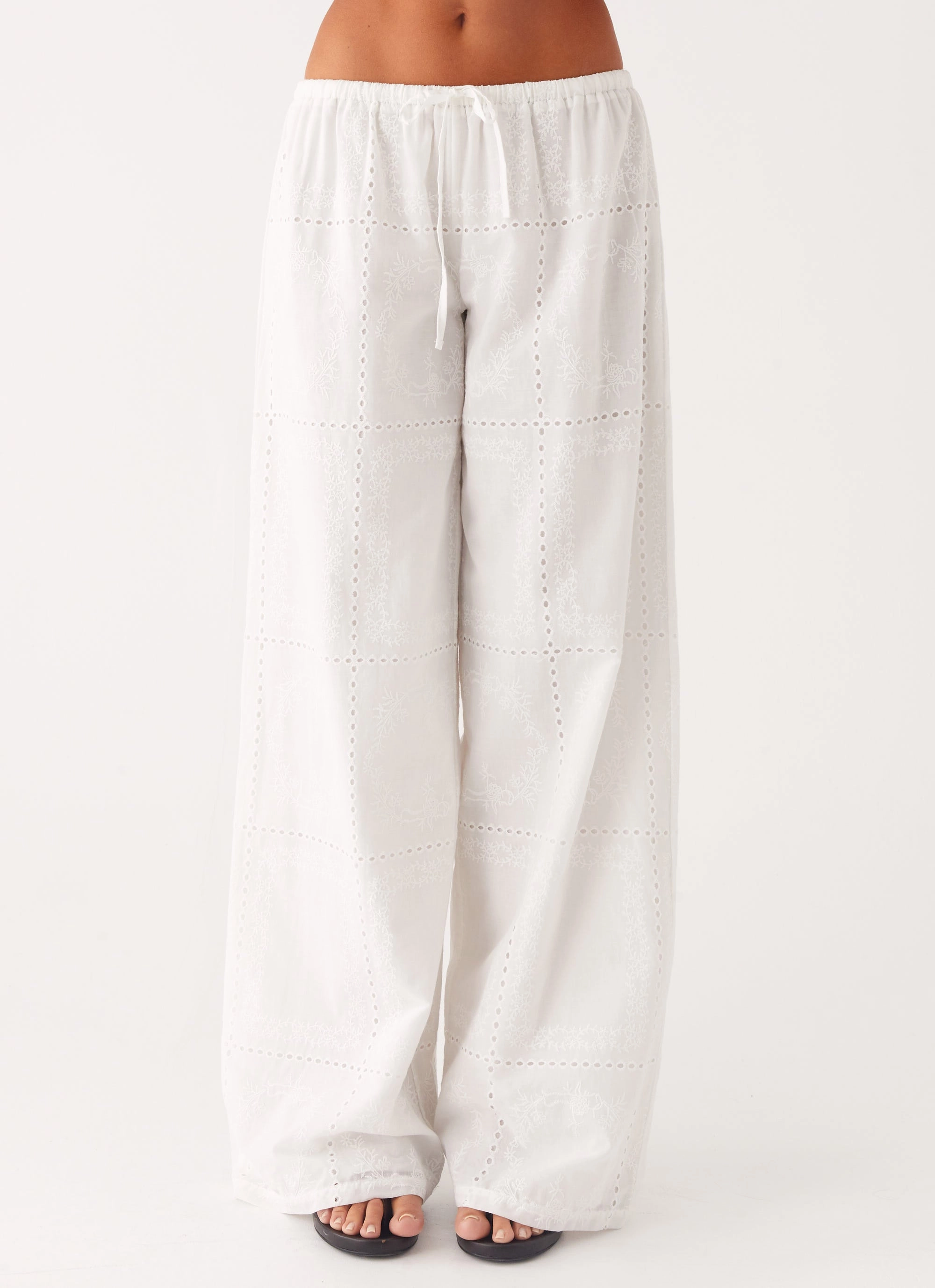 Stylish Cut Tapered Leg Design Bille Low Rise Pants - White