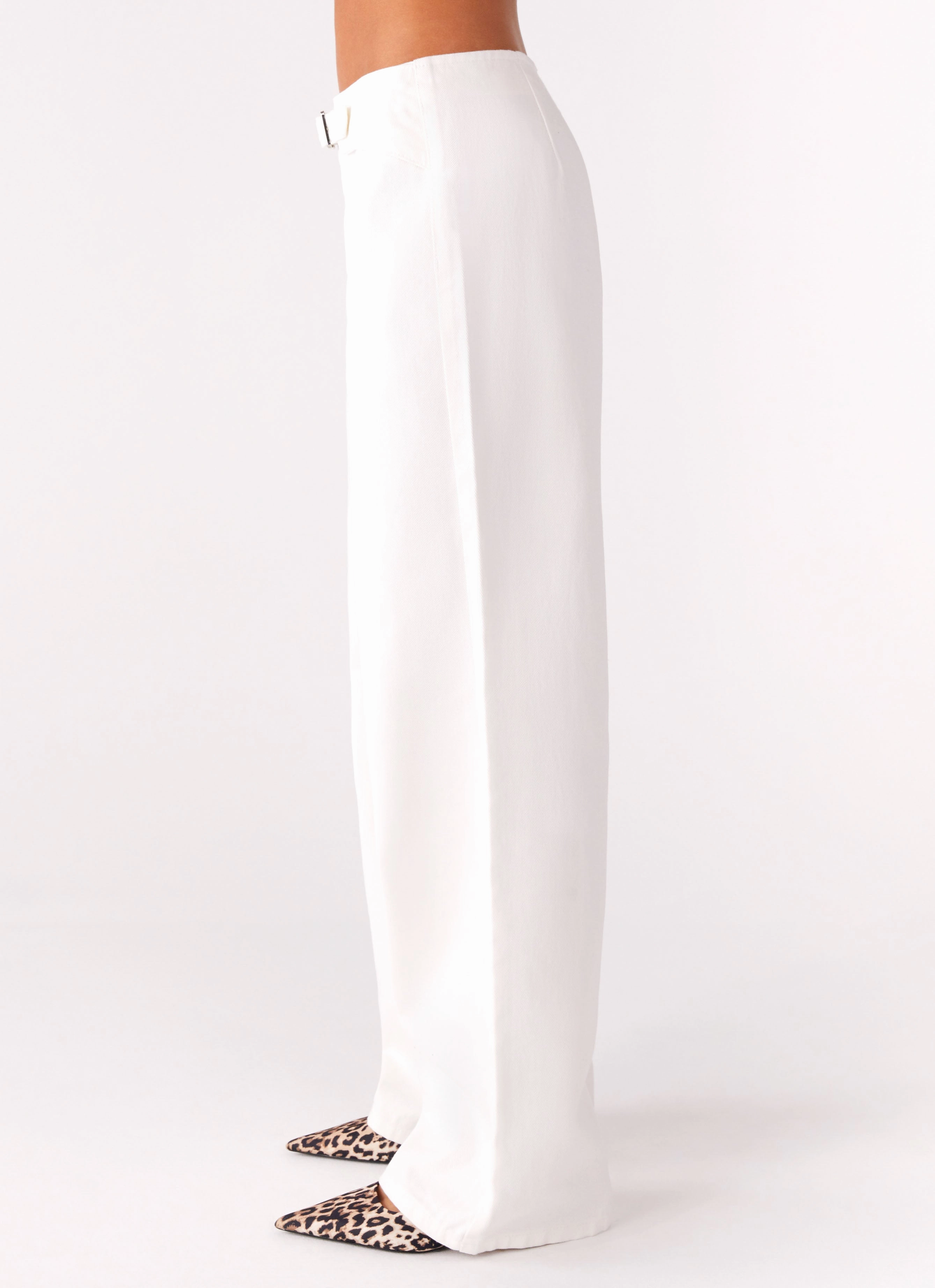 Texas Low Rise Jeans - White Base Outfit Relaxed Style Outdoor Enthusiast Evening Stroll