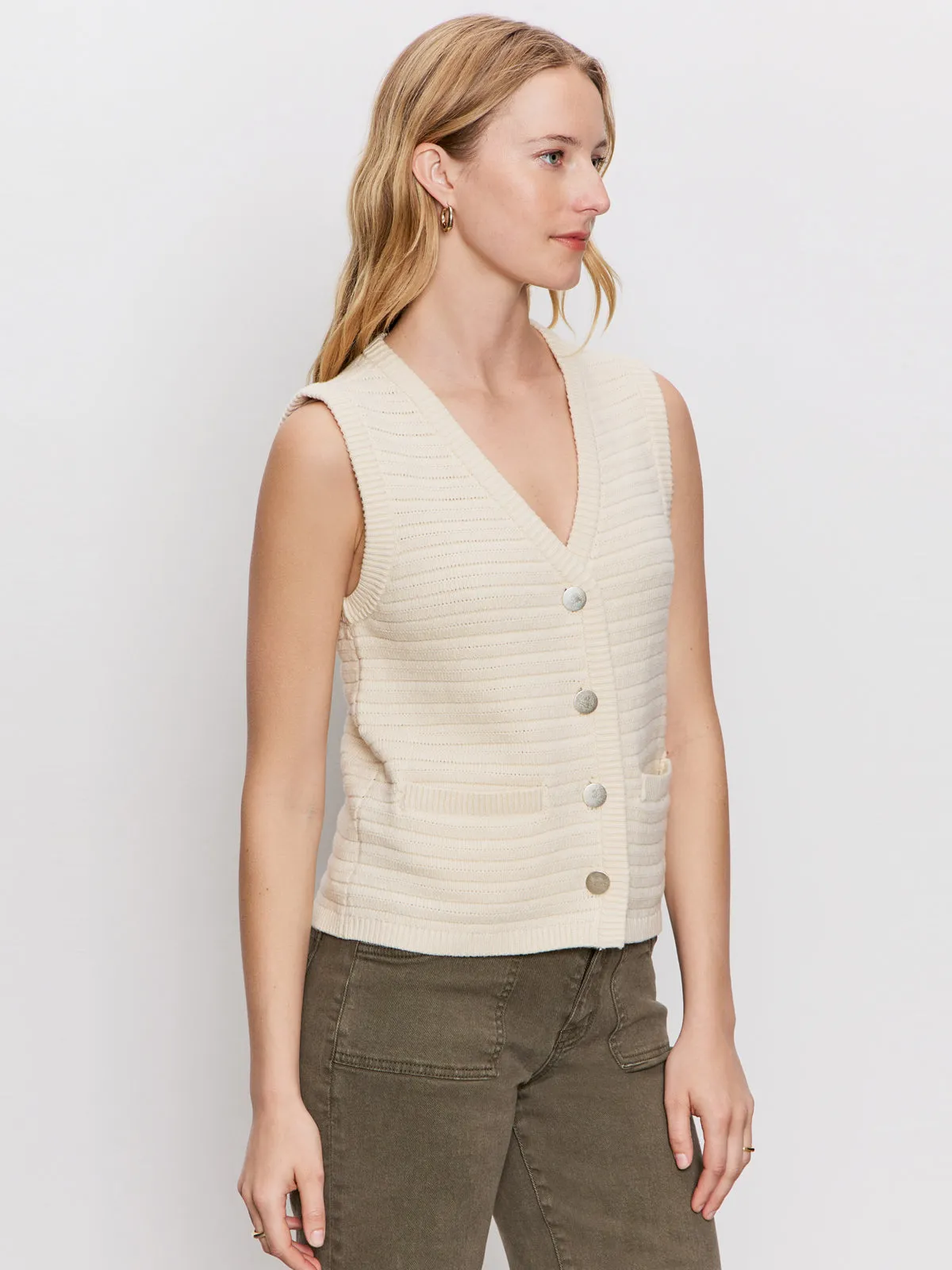 Flexible Neckline Textured Sweater Vest Macrame