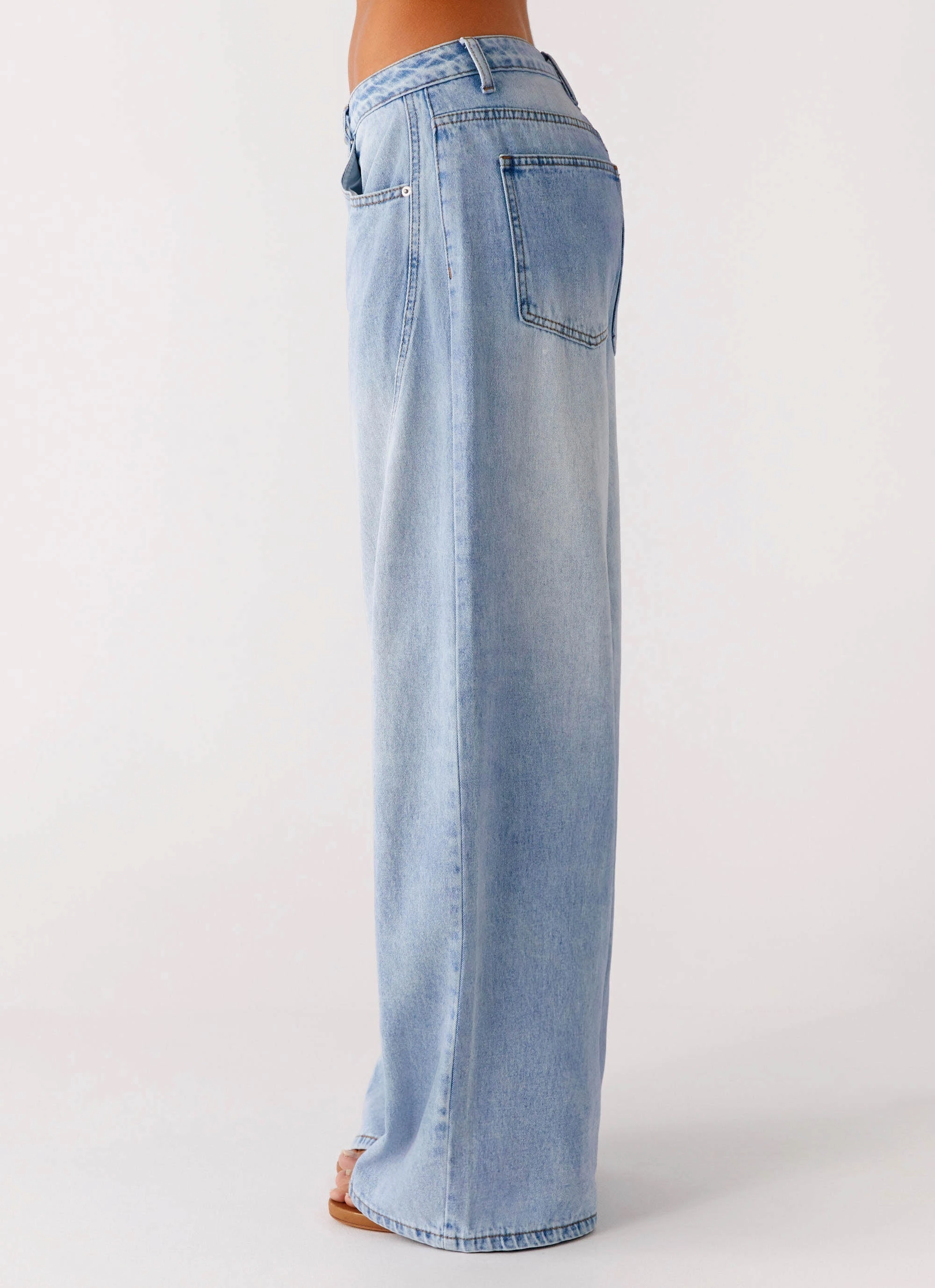 Iconic Outfit Comfort Stretch Weave Timeless Wide Leg Jeans - Bleached Blue
