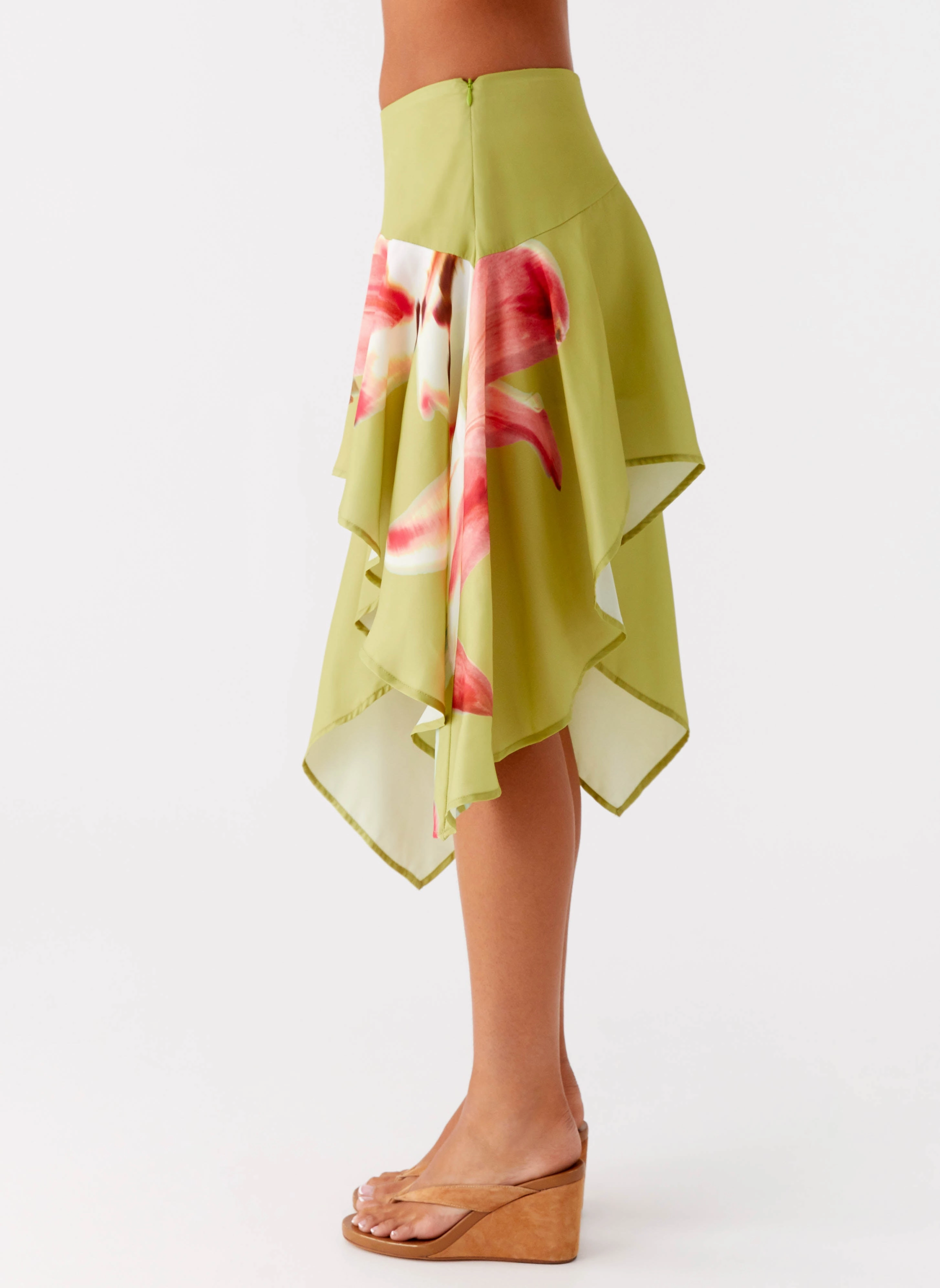 Aesthetic Fit Frayed Finish Kia Low Rise Asymmetrical Midi Skirt - Jungle Floral